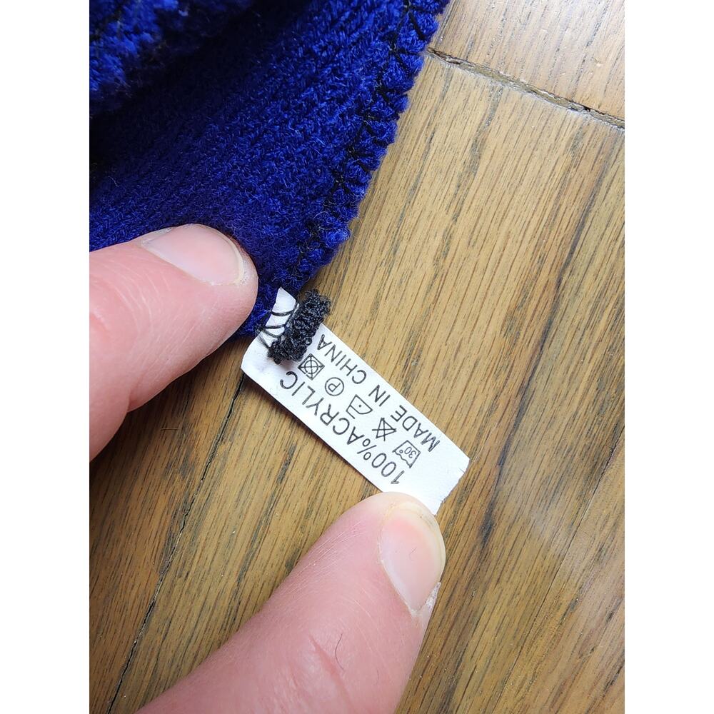 knit beanie features the word "CHICAGO" - Picture 5 of 6